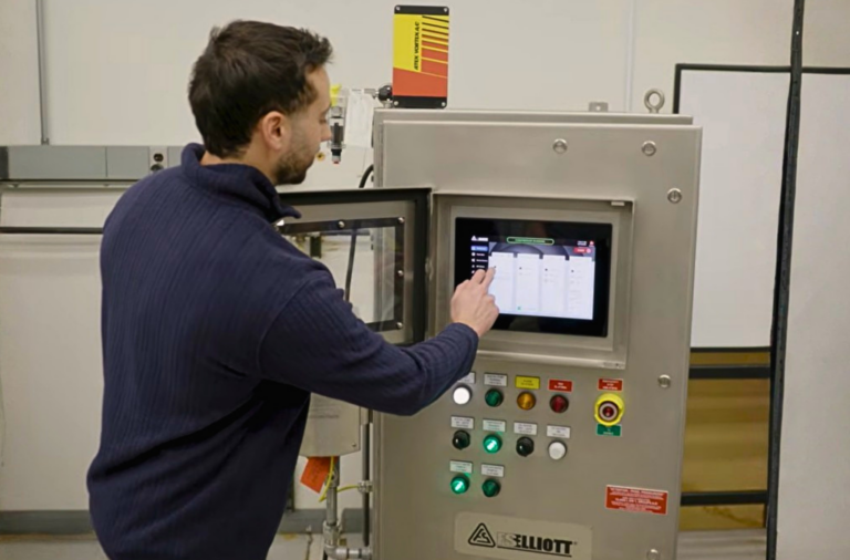 Employee using the R3000 Controller